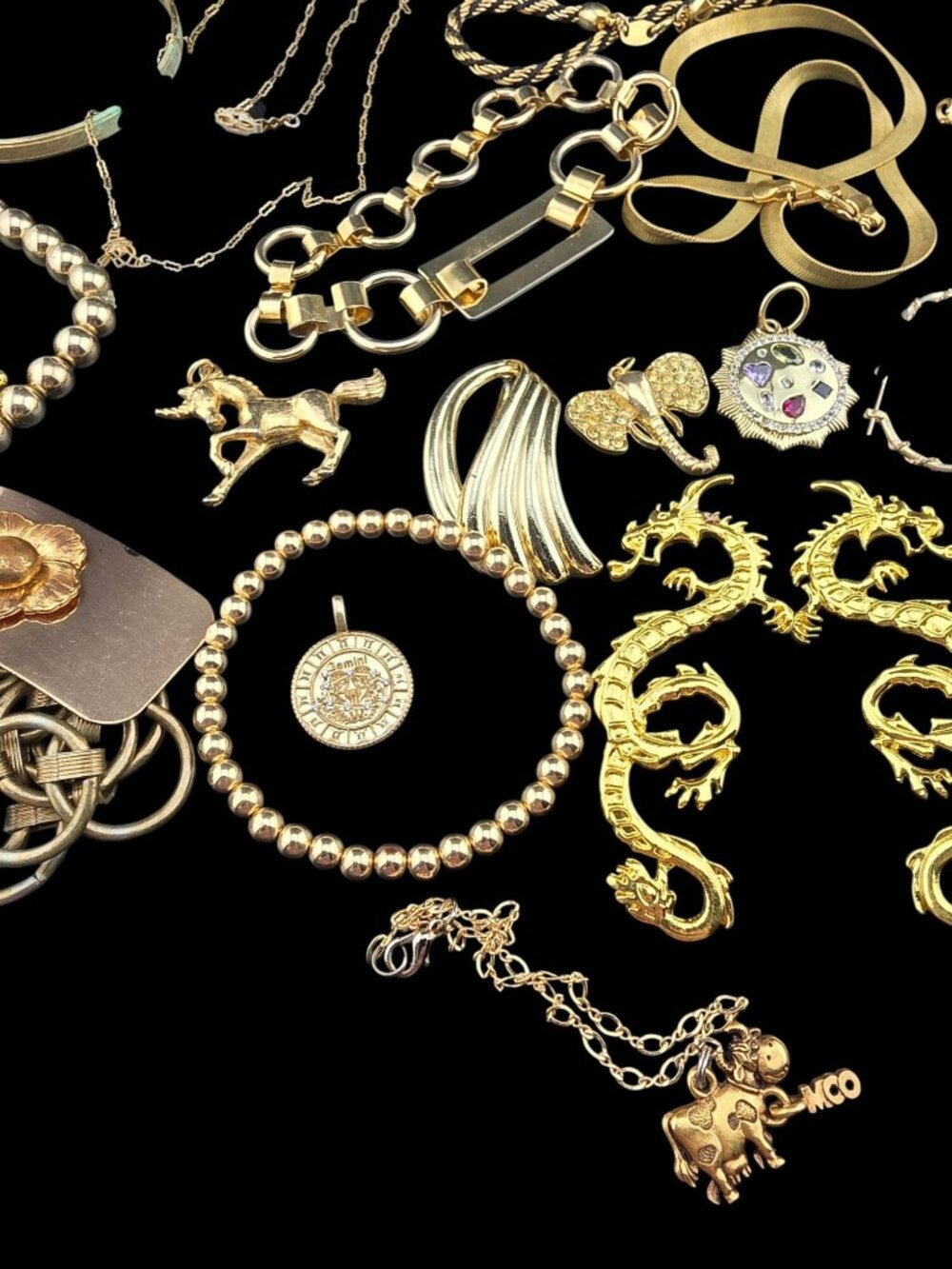 18 Pcs Gold Tone Jewelry Lot Necklaces Bracelets Brooches Charms Mixed Styles - Picture 7 of 9
